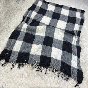 Aritzia - TNA Buffalo Plaid Blanket Scarf / Wrap With Fringe